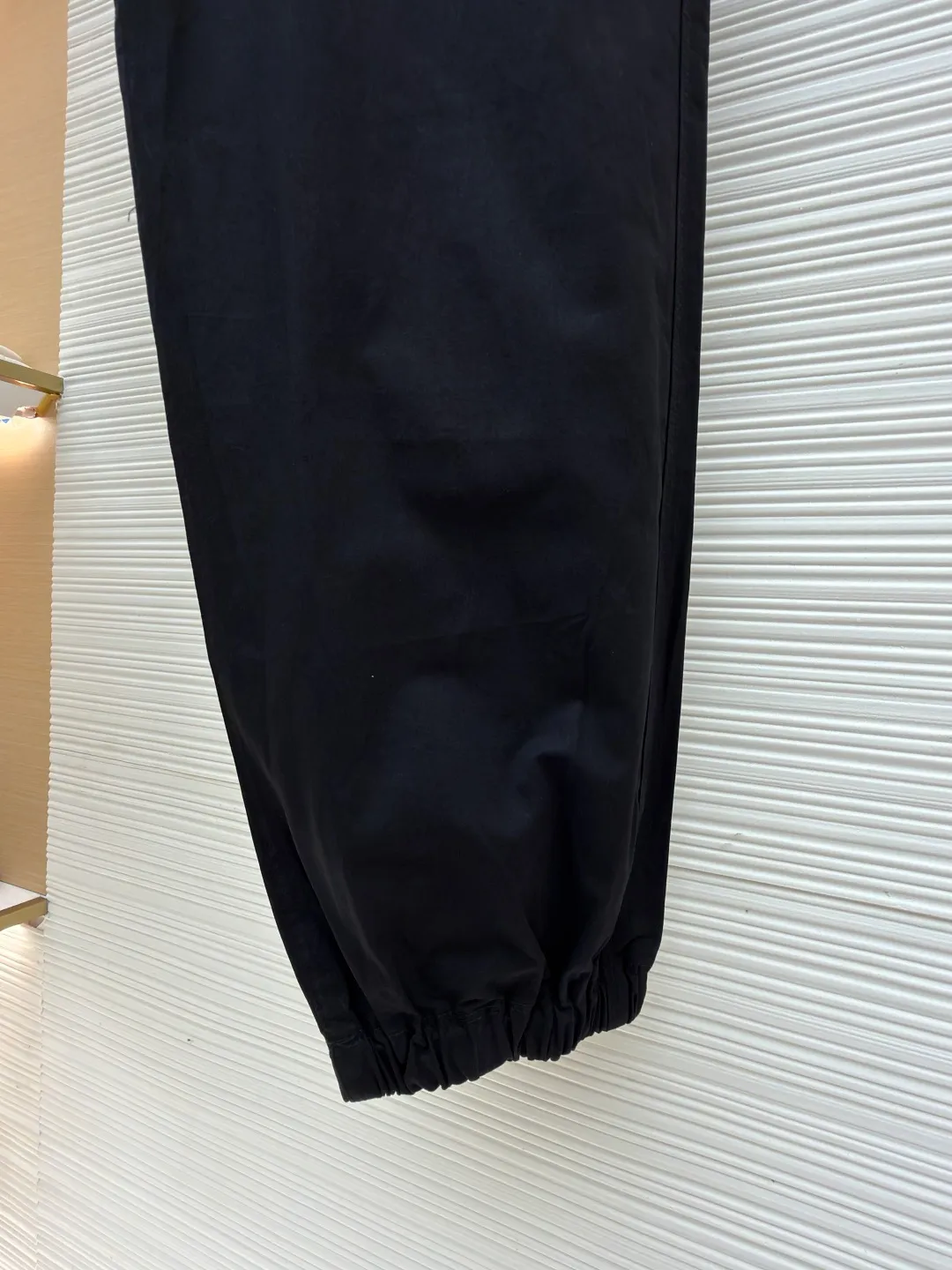 P430 Stonelsland badge casual trousers ●Original version: 3730 purchase and development ●Item number: 1681434-A85 ●Fabric: Yunmian Yixu moisture-permeable soft-skin satin fabric ●Technology: embroidery production ●Color: black ●Version: Fitted version ●Weight: about 445 grams ●Size: 34-36-38-40 ●Description: Customized Yunmian Yixu moisture-permeable soft-skin satin, refreshing and breathable Comfortable and skin-friendly. The black base is calm and elegant. The iconic Stonesland badge is embellished on the side of the trousers. It is like a unique medal to highlight the brand's imprint. It abandons complexity and outlines a neat silhouette with simple lines to outline a casual and free style. Calmly interpret a unique style chapter, using imported machine embroidery technology. Use advanced computer control systems and precision mechanical components to realize the Stonesland badge embroidery operation with high precision. The lines are smooth and delicate, and the fabrics have been heavily fermented and washed. It has better hand feel and texture, is not easy to deform, shrink or fade, and maintains long-term beauty. The overall wiring is straight and delicate, the fabric is comfortable and soft, and the color is consistent without color difference. It can be matched with the same style to create a fashionable look and control various occasions. Customized accessories, complete with three standards, same style for men and women!